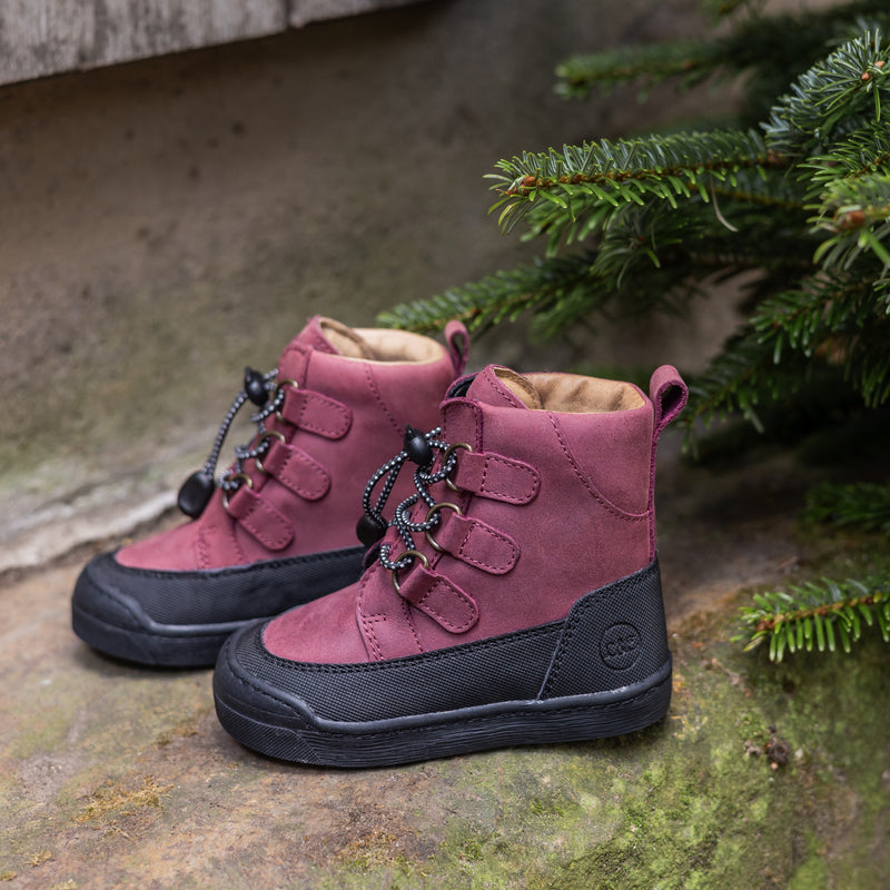 Detail of the berry First Step Finn in wear